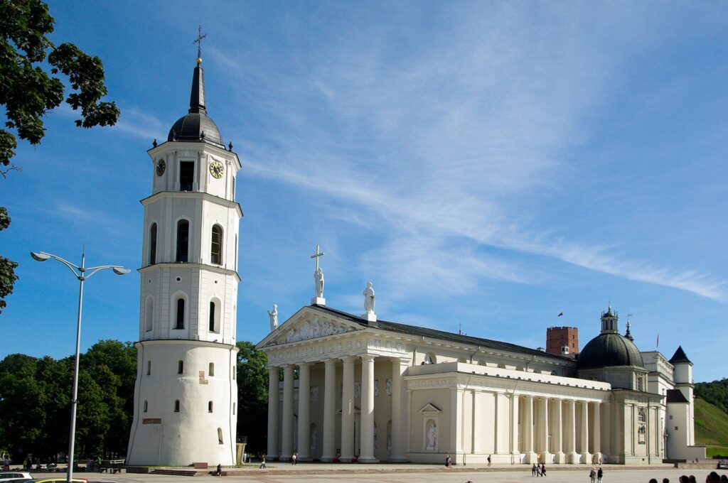 Vilnius-city-tour-cathedral-square