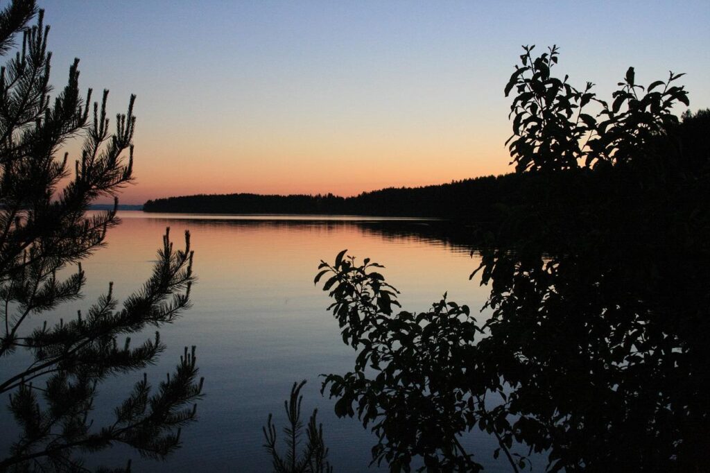 taiga-midnight-sun-lake