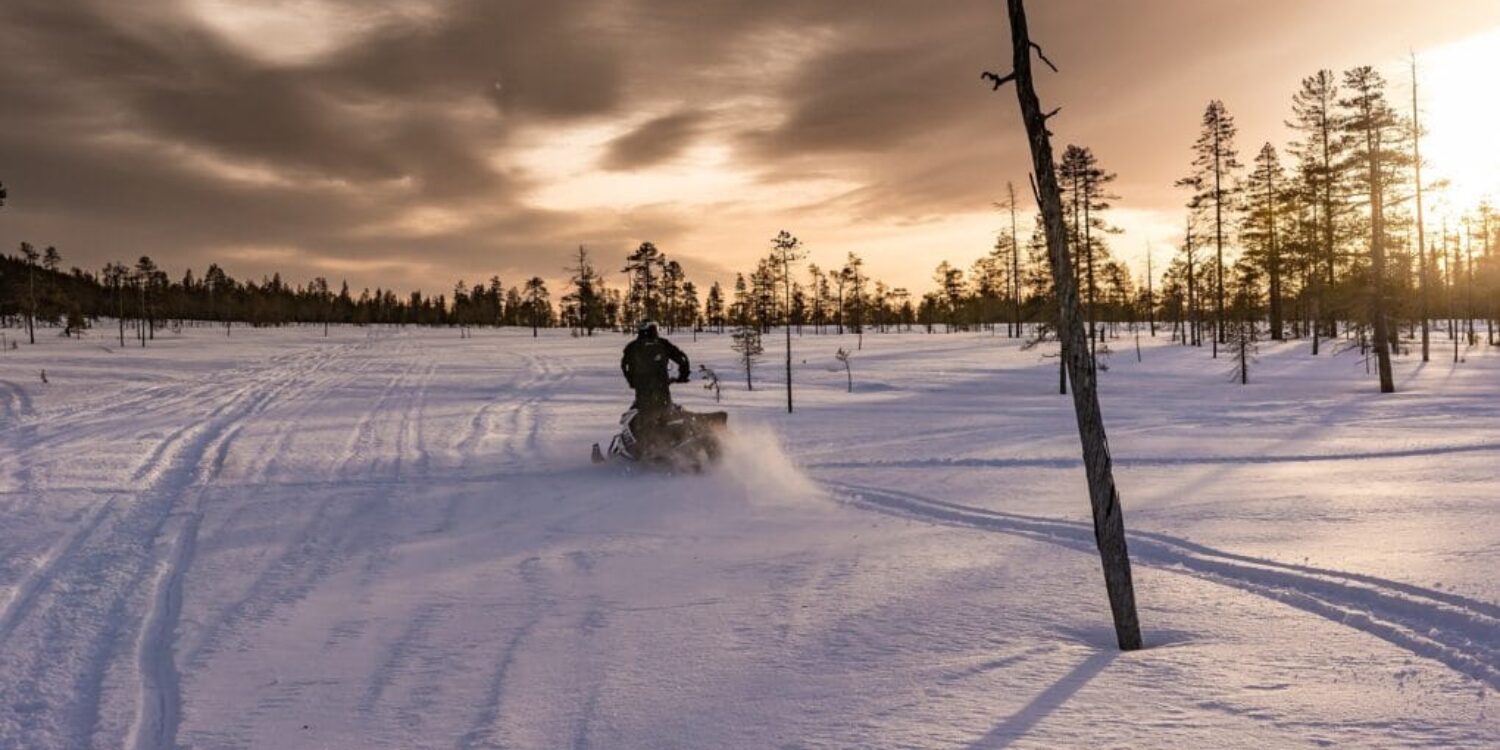 snow-mobile-safari